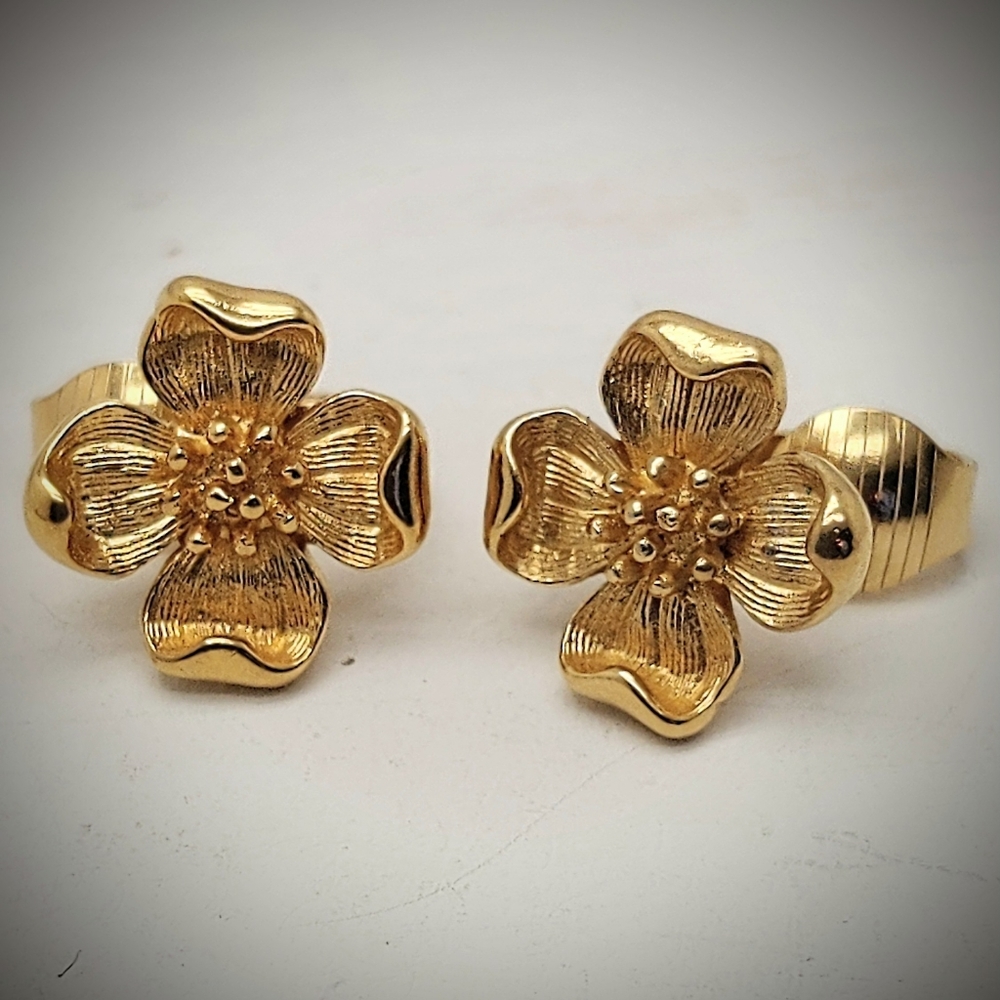 👑 Vintage Estate Crown Trifari Gold Tone Dogwood Blossom Clip On Earrings